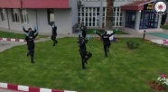 Zonguldak&#039;ta polis ekipleri, zeybek oynayarak &#039;sosyal mesafe&#039; kuralına dikkati çekti