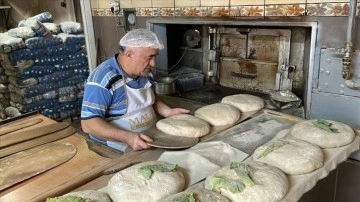 Zonguldak'ta fırıncı Mustafa Usta, Karadeniz'in lezzeti mancarlı ekmeği sofralara ulaştırı