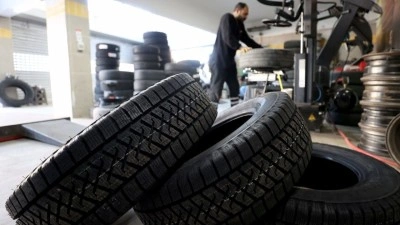 Zorunlu kış lastiği uygulaması sona ererken s&uuml;r&uuml;c&uuml;lere "mevsimsel fark" uyarısı