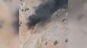 Düşen yangın söndürme uçağının enkazındaki yangın görüntüleri
