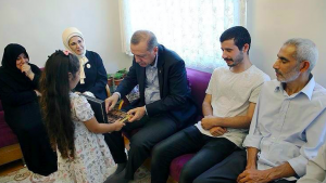 Erdoğan'dan 15 Temmuz şehitleri Erkan PALA ve &Ouml;mer CANKATAR'ın Fatih&rsquo;teki ailelerine ziyaret