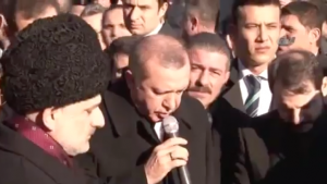 Erdoğan Karakaya’nın mezarı başında Kur&#039;an okudu