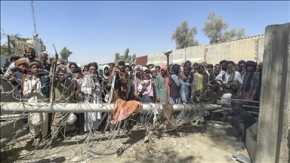 Pakistan’a geçmek isteyen binlerce Afgan, Kandahar vilayetindeki Spin Boldak sınır kapısında uzun kuyruklar oluşturdu
