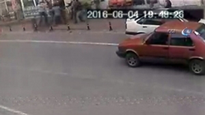 Balkondan düşen çocuğun kurtarılma anı güvenlik kamerasına yansıdı