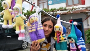 Bebekle oynayacağı yaşta amigurumi bebek yapıyor