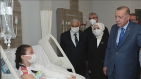 Cumhurbaşkanı Erdoğan, açılışını yaptığı hastanede tedavi gören hastaları ziyaret etti