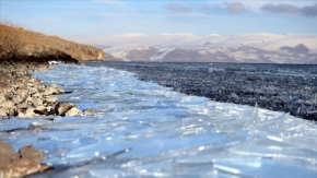 Çıldır Gölü&#039;nde dalgaların ince buz tabakalarını kırıp kıyıya sürüklemesi görsel şölene dönüşüyor