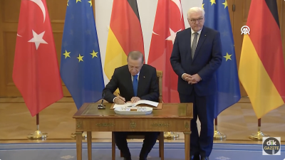 Cumhurbaşkanı Erdoğan Almanya'da şeref defterini imzaladı