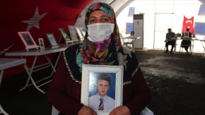 Diyarbakır annesi &Ouml;v&uuml;n&ccedil;: İnşallah oğlum gelecek, buradan davullu zurnalı &ccedil;ıkacağım