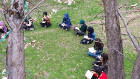 Doğada kitap okuyup teknoloji bağımlığına dikkati çekiyorlar