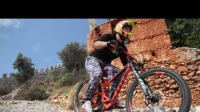 “Downhill&quot;!.. Adrenalin yüklü bisikletiyle Alanya’yı tanıtıyor!