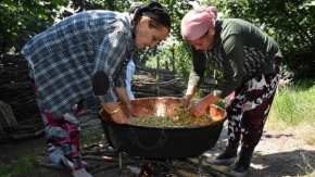 Karadenizli kadınlar geleneksel dut pekmezi yapımına başladı