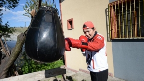 Milli boksör Elif Güneri koronavirüs sürecinde evinin bahçesinde yumruk atıyor