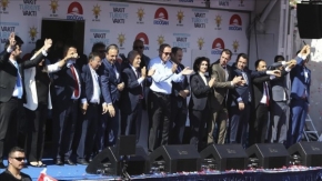 Cumhurbaşkanı Erdoğan, Türkçe-Kürtçe seçim şarkısına tempo tuttu