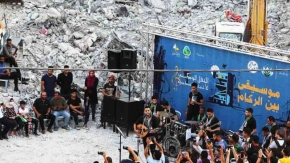 Filistinli müzik grubu İsrail&#039;in saldırılarında yıkılan binanın enkazında konser verdi