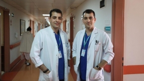 İkiz doktorlar 33 yıldır iki bedende tek hayat sürüyor