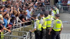 İngiltere&#039;de aşı karşıtlarının protestosuna polis müdahalede bulundu
