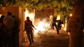 Mescid-i Aksa’ya giren İsrail polisi, Kıble Mescidi’nin içinde namaz kılan cemaate ses bombalarıyla saldırdı