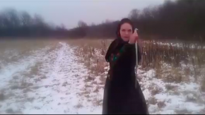 Rus Don Kazak kızlarının nefes kesen kılıç oynatmaları kamerada
