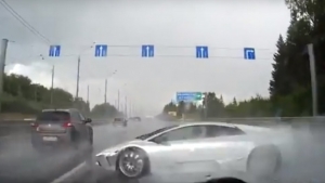 Lüks otomobilin yaptığı kaza kamerada