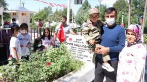 Şehit Ömer Halisdemir&#039;in kabrine ziyaretçi akını
