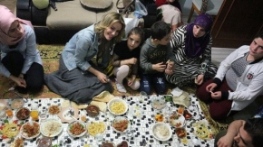 Oyuncu Gamze Özçelik, Suriyeli aileyle iftar yaptı