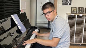 Piyanodaki yeteneğiyle şaşırtan otizmli Azat üniversite yolunda destek bekliyor