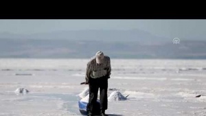 Sağlıklı doğal tuzu gölden, ekmeğini tuzdan çıkarıyor