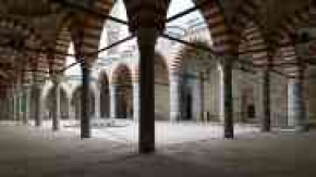 Kapıları ve minareleriyle Osmanlı mimarisinin özgün eseri: Üç Şerefeli Cami