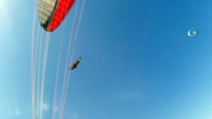 Yamaç paraşütçüsü, kartal saldırısına uğrayınca...